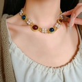 Collar vintage dorado con cuentas rojas azules y perlas lucido por una modelo - Collar de perlas cuadrado triangular semicircular / Collar estilo perla geométrica (6#)