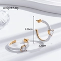 Boucles d'oreilles créoles cœur en forme de C dorées avec émail blanc et zircon - ER-719 Boucles d'Oreilles Créoles Élément Cœur Blanc avec Zircon