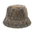 Detail eines flauschigen braunen Anglerhutes mit gestepptem Rautenmuster-Textur - M(56-58cm) / Khaki