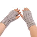Guantes de punto sin dedos para hombre y mujer en color caqui con diseño de trenzas - Talla Única Adulto / Gris claro