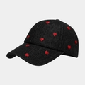 Dettaglio del ricamo a cuore rosso su un cappello da baseball in denim nero strutturato - Nero