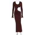 Détail de la découpe latérale et taille froncée sur robe longue marron à manches - S / Marron