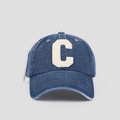 Gros plan sur la casquette en denim bleu marine avec patch lettre C brodé en bouclette - Bleu foncé