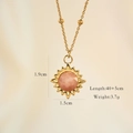 Dettaglio della collana sole in oro 14K che mostra le dimensioni del ciondolo e la catena - Pietra del sole