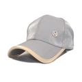 Dettaglio cappellino in satin argento con logo M metallico e bordo beige rifinito - M (56-58cm) / Argento