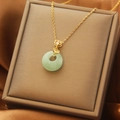 Elegante collana in acciaio al titanio dorato con ciondolo in giada verde chiaro e fibbia - Collana con Fibbia Ruyi Nuvola Auspiciosa (XL1481-1)