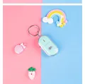 Cercachiavi verde chiaro di forma ovale con anello argento su sfondo rosa e blu - Verde (Imballaggio in Carta)
