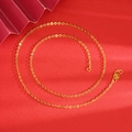 Elegante vergoldete O-Ketten-Halskette mit W-Verschluss auf rotem Hintergrund - O-Form Kette (Vergoldet) (X2483)