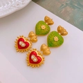 Detalle de pendientes vintage de corazón con esmalte rojo y verde en acabado barroco - Pin de Plata-Oro (Pendientes Corazón Rojo y Verde)