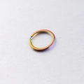 Detail eines regenbogenfarbenen Schlüsselrings aus Edelstahl mit Metallic-Glanz - 25mm / Regenbogenfarben