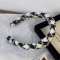 Detail eines handgefertigten Haarreifs aus schwarz-weißem Tweed mit Wollstruktur - Schwarz & Weiß