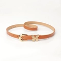 Smalle bruine lederen riem voor dames met een stijlvolle gouden vlindergesp detail - camel