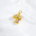 Détail d'un pendentif parapluie doré orné d'un zircon violet en forme de goutte - Violet