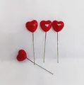 Dettaglio di quattro cuori rossi lucidi con steli in metallo per decorazioni fai-da-te - 25mm (Singolo)