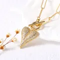 Collana con ciondolo a cuore dorato con zirconi bianchi, catena a graffetta e chiusura OT - Stile A Intarsiato a Cuore