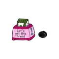 Pin esmaltado tostadora rosa con texto Let's get this bread y billetes verdes - Tostadora de Dinero (CZ1222-1)