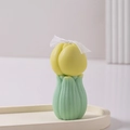 Vela con forma de tulipán en amarillo y verde con cinta blanca en bandeja crema - Verde amarillento con hoja verde claro
