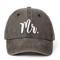 Détail du texte Mr. et du cœur sur une casquette de baseball vintage en coton gris - Taille unique / café