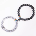 Magnetische koppelarmbanden met witte turquoise kralen en zwarte matte natuursteen - Howliet En Matgesteente