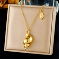 Collar de acero inoxidable dorado con colgante de concha marina y pequeño caracol de mar - Colgante Doble de Concha y Caracola (N3479)