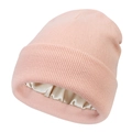 Detailansicht der rosa Strickmütze mit Satinfutter für Haarschutz und angenehme Wärme - Rosa