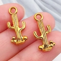 Detailaufnahme von zwei goldfarbenen Kaktus-Anhängern für Western-Cowboy-Schmuck zum Selbermachen - Antik Gold Kaktus (20x9mm)
