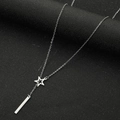 Dettaglio della collana d'argento minimalista con pendenti a stella e barra su sfondo nero - Stella e Barra Acciaio