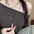 Collier long en oeil de tigre et perles sur fond de pull marron élégant - 37# Longue Chaîne Perlée Alternance Perle et Oeil de Tigre