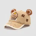 Dettaglio del cappellino bimbo in velluto a coste kaki con orecchie d'orso 3D e ricami - 50cm (1-3 anni) / Kaki