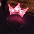 Dettaglio del cerchietto a corona con LED a luce rosa per feste e compleanni - Corona traforata rosa
