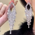 Orecchini pendenti argento con forme geometriche e lunghe nappe di strass lucidi - Bianco
