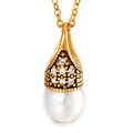 Eleganter Herzanhänger aus Gold-Titan mit weißer Perle und funkelnden Kristallen - Tränenperle Stil (KP47064-K)