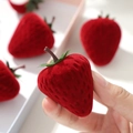 Mano sosteniendo un joyero de terciopelo rojo con forma de fresa y un lazo adorable - Caja de Fresa (sin anillo)
