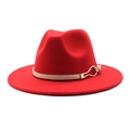 Dettaglio di cappello fedora in feltro rosso con cinturino e fibbia metallica dorata - M（56-58cm） / Rosso