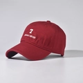 Dettaglio del cappellino da baseball in cotone bordeaux con ricamo bianco 7 Mount Green - Rosso
