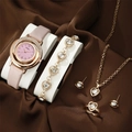 Damen-Uhrenset mit rosa Lederband und herzförmigem Diamantschmuck auf brauner Seide - Rosa Schmuckset