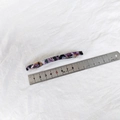 Dettaglio della clip per capelli in acetato da 8 cm con righello per la dimensione - Floreale Viola