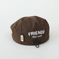Dettaglio del basco marrone per bambini con ricamo FRIENDS bianco e coulisse regolabile - 52cm (Consigliato 2-5 Anni) / caffè