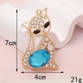Detail eines Fuchsschmucks mit blauem Kristall und Perle zeigt Maße 7cm x 4cm - D198 Edelsteinfuchs (Seeblau)