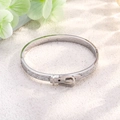 Bracciale rigido a fibbia in argento lucido con file di cristalli su sfondo elegante - Argento