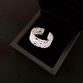 Eleganter silberner offener Ring im Spitzen-Design präsentiert in einer schwarzen Samt-Box - Silberner hohler Herz- und Stern-Stil