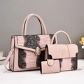 Ensemble de trois sacs rose et noir motif crocodile avec sac à main, bandoulière et étui - Rose