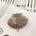 Vue détaillée de la pince à cheveux coquillage en résine pailletée avec strass brillant - Env. 8cm / Café