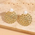 Elegantes pendientes huecos dorados con perlas blancas y circonitas azules sobre piedra - Circonita Azul