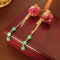 Vintage-Ohrringe mit roten Rosen, Goldketten und grünen Perlen auf einer Holzschachtel - Rose mit Langem Quasten-Stil (Stil 2)