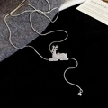 Détail du pendentif cerf en argent serti de zircons et sa breloque cloche fine - Renne Couché (Argent)