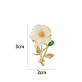Elegante Blumenbrosche mit Perlmuttblüten, goldenem Stiel und grünem Tropfenstein - Muschel Blumen Stil (XX0174)