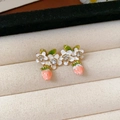 Boucles d'oreilles fleurs en émail blanc, cristaux et breloques fraises roses - Pastoral Fraise Rose Fleur Blanche (Tige en Argent)