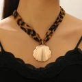 Detail der goldenen Muschelkette an einem Band mit Leopardenmuster für Frauen - Muschel Halskette (04 6087)