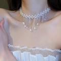 Choker di perle elegante con catene d'argento e pendenti in cristallo a goccia - Stile Choker / Bianco